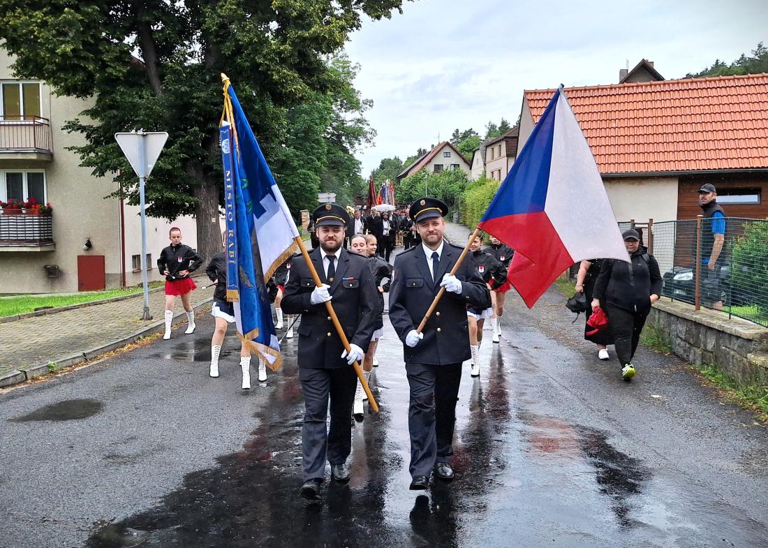 140 let SDH Rabí. Slavnostní průvod historický praporů a ocenění členů a členek
