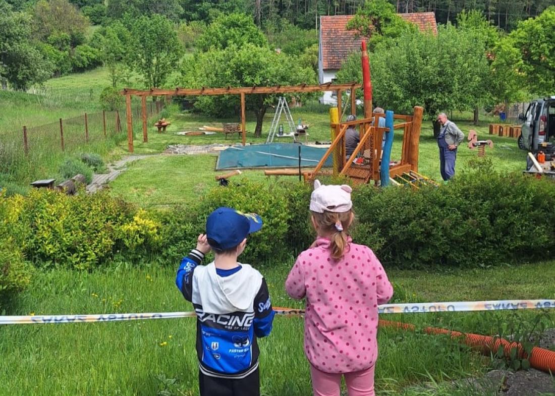 Naše školka roste a kvete. Díky dotacím a podpoře města se děti těší z nových prostor a zahrady