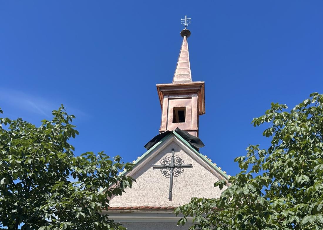 Kaplička v Čepicích má novou „čepici“