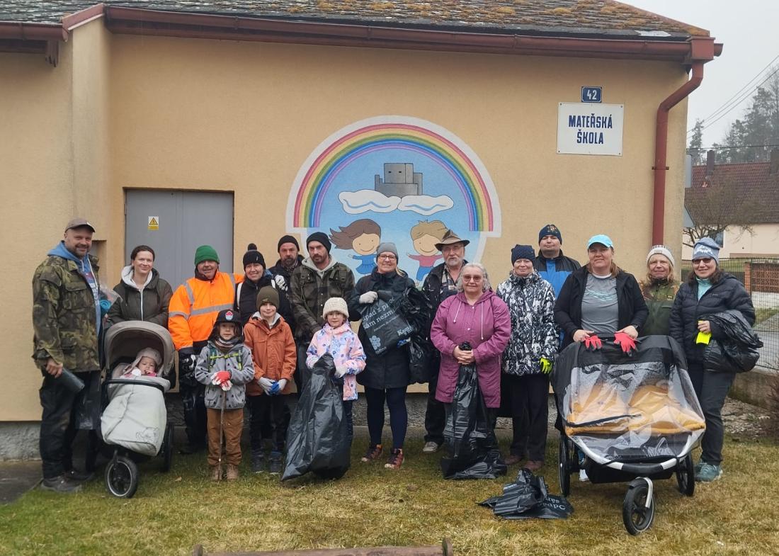 Desítky pytlů odpadu a smutný obraz přírody. Dobrovolníci v akci Ukliďme Česko vyčistili okolí Rabí