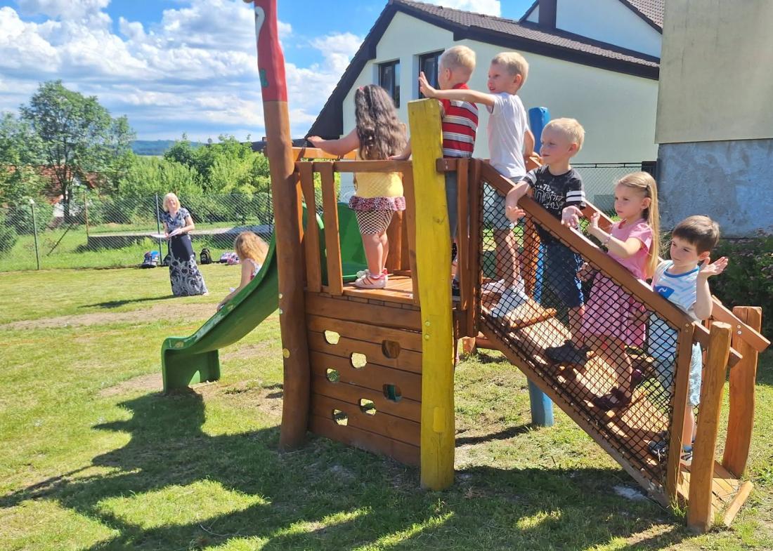 Ze skluzavky rovnou do školy: Rábskou mateřinku opustilo sedm předškoláků