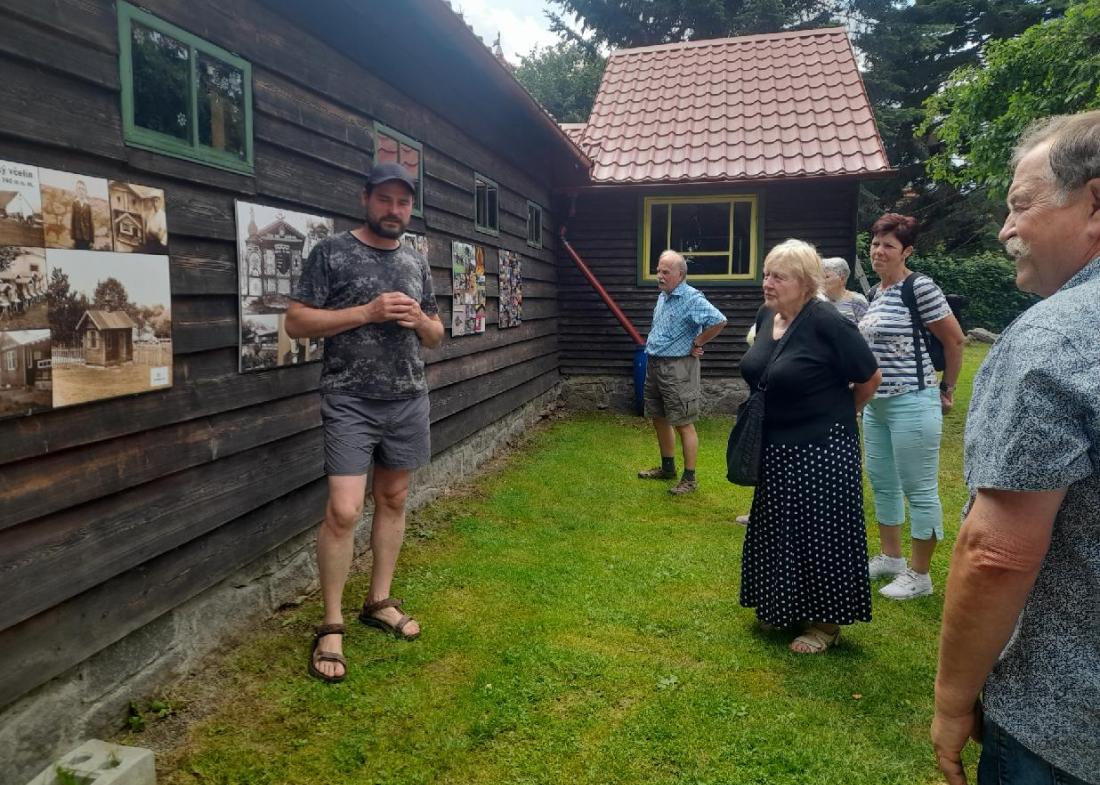 Žinkovy, Krušlov, Kraselov. Jarní výlety seniorů nabídly eleganci, včely i stroje