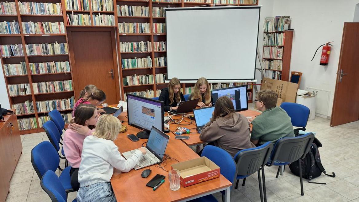 Děti si připravují prezentace pro komisi Vesnice roku 2025. Foto: Tereza Freidingerová