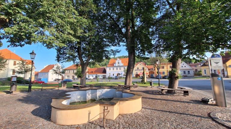Kašna s dřevenou korunou před rekonstrukcí. Foto: Tereza Freidingerová