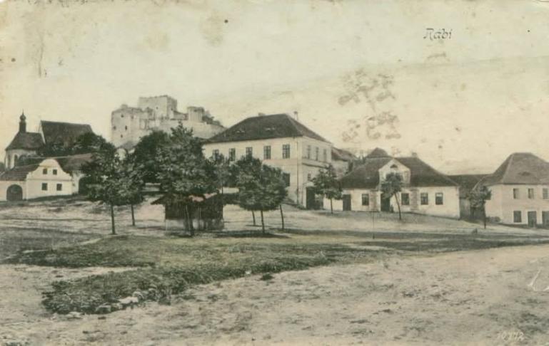 Kašna na pohlednici z roku 1920. Foto: archiv MěÚ Rabí