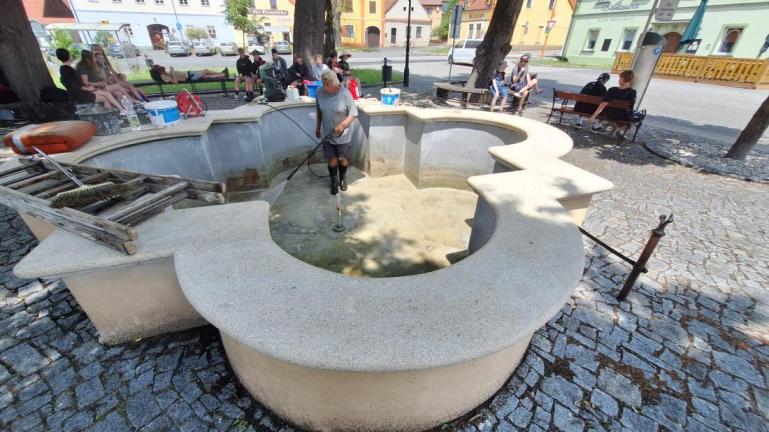 Příprava kašny na vodu, léto 2025. Foto: Tereza Freidingerová