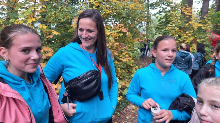 Mladé hasičky těsně pro protnutí cílové rovinky. Foto: Tereza Freidingerová