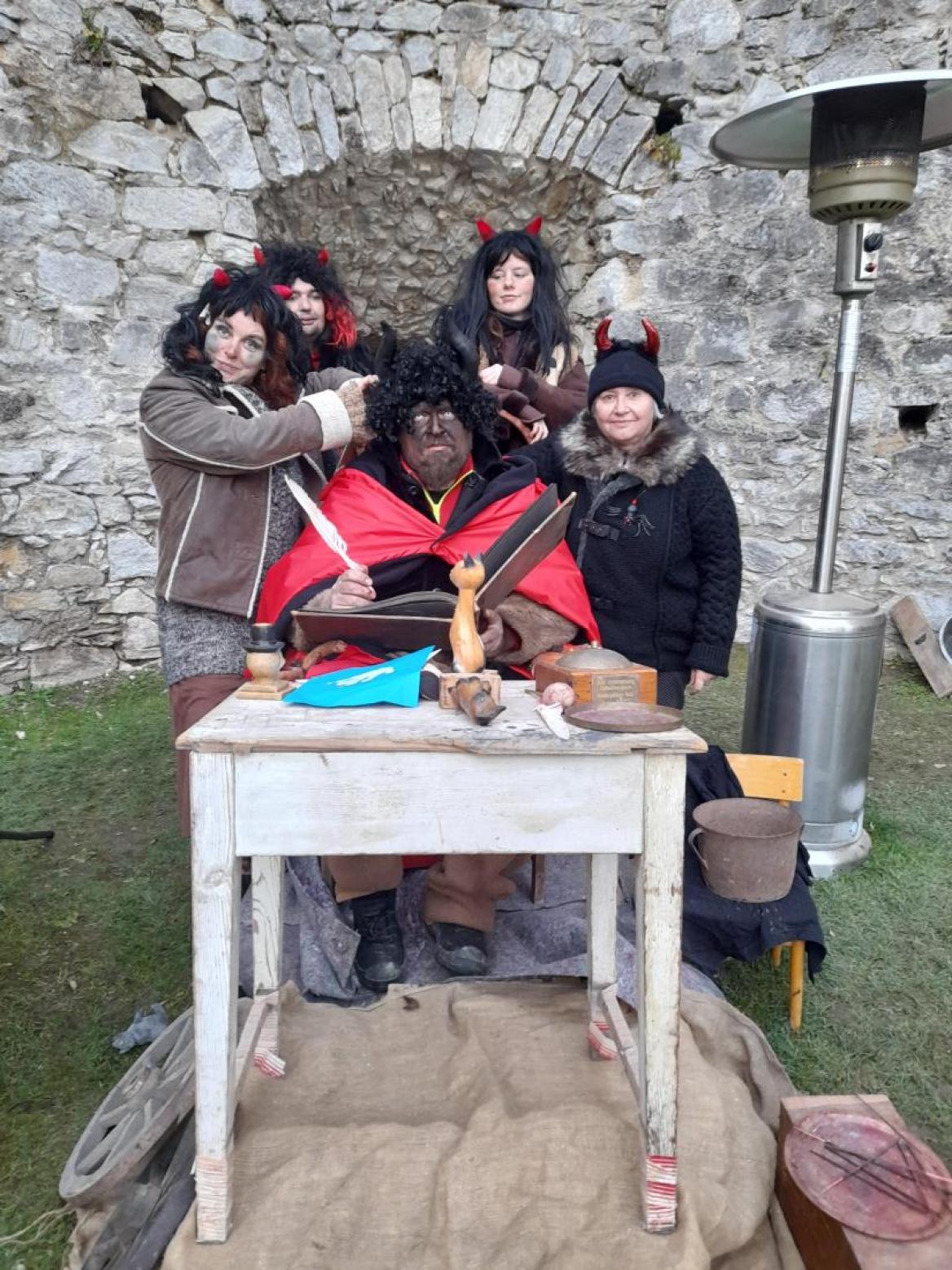 Členové a členky spolu ROSa jako andělé, Mikuláši a čerti na akci Nebíčko a Peklíčko na hradu Rabí.