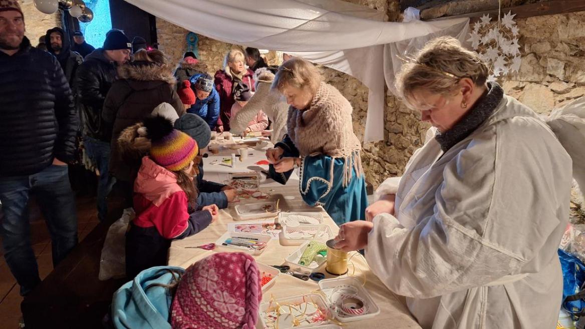 Členové a členky spolu ROSa jako andělé, Mikuláši a čerti na akci Nebíčko a Peklíčko na hradu Rabí.