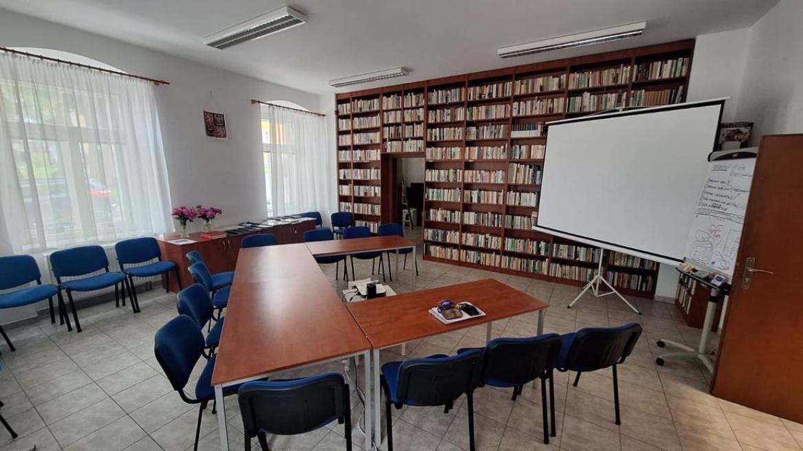 Studovna s knihovním fondem.