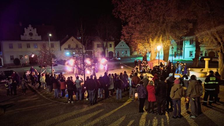 Ohňová show na lampionový průvod v Rabí. Foto: Tereza Freidingerová