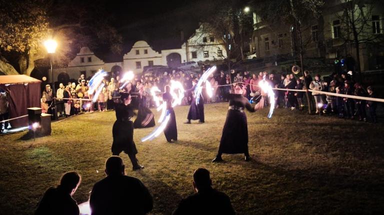 Ohňová show na lampionový průvod v Rabí. Foto: Tereza Freidingerová