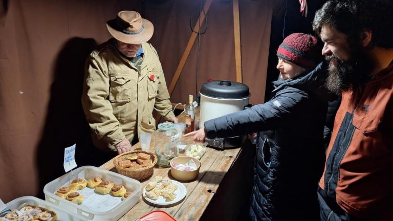 Dobrovolnice a dobrovolníci z ROSy jako vždy připravili drobné občerstvení. Foto: Tereza Freidingerová