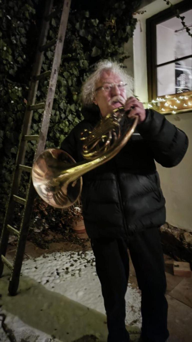 Lubomír Brabec troubí na hornu. Foto: archiv Lubomíra Brabce