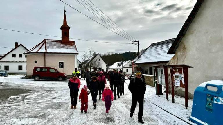 31 vlastně znamená třicátého prvního prosince, tedy Silvestr, poslední den v roce.   Čepice jsou s velkým písmenem. Je tedy zřejmé, že nejde o  pokrývku hlavy, ale o naši vísku.  Tady se vždycky scházíme a odtud vyrážíme vstříc dobrodružství. Tím je ta zmíněná 2, která znamená dva kopce - Svat a Čepičnou. Vrcholky, které ten den zdoláme. Na Svatu se setkáváme s Dobršínskými, a pak vyrážíme přes hřeben na Čepičnou ke křížku za Budětickými.   70 je počet letošních účastníků - taková průměrná účast.   Dále zima. Stav, který určitě nejedenkrát zažil každý z nás. A tady by klidně mohla být ta čepice s malým č, stejně tak jako rukavice, šály, návleky a jiná zahřívadla, kterými se opravdu ten den všichni zahalili.  A závěrečné mňam. Univerzální pojem pro všechno, co jsme si s sebou nesli na zádech nebo co nám bylo dovezeno na terénních strojích. Nejčastější byl asi špekáček nebo klobása s nějakým pečivem, kterých se ten den opeklo nespočet. Dále všemožné druhy cukroví, které doma těm připravenějším ještě zbývalo. No a taky samozřejmě termosky. S čímkoliv, co dokáže zahřát. Ale i lahvinky, s čímkoliv, co chutná. A to největší nakonec. Soudek pivka. To všechno je prostě mňam.   Výsledné super už hodnotí akci jako takovou, celou, komplexně. Když se trochu po delším válení protáhnete, dáte si, co máte rádi, a setkáte se s těmi, s kterými je vám dobře, to je přece vždycky super.  Tím se nám rovnice uzavřela. Pro někoho to byla hlavní událost dne a zbytek už strávil v klidu a pohodě domova. Někdo zamířil na akci jinou a sestavil si z ní pomyslnou rovnici novou. Ať už jsme ale o půlnoci byli kdekoliv, doufám, že každý z nás byl s někým, ke komu se rád přitulil a popřál mu krásný nový rok hlavně ve zdraví. A to samé přeji já i všem našim čtenářům.