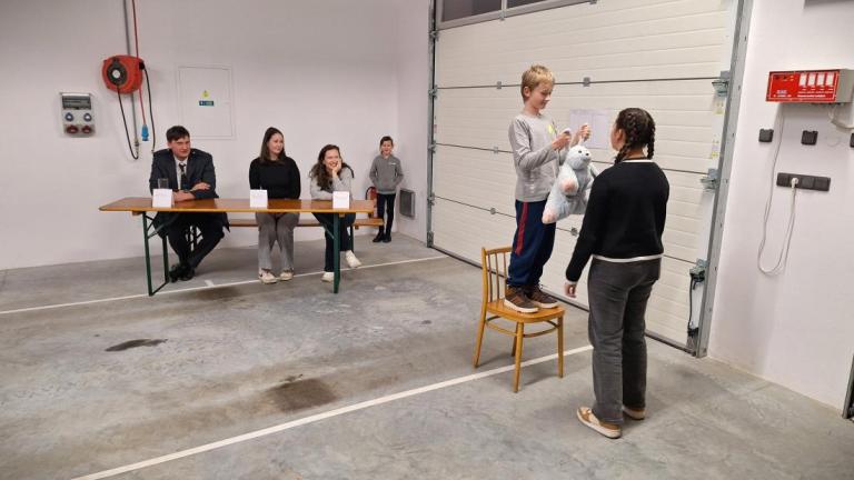 Na závěr schůze si děti z KMH připravily vědomostní soutěž. Foto: Tereza Freidingerová