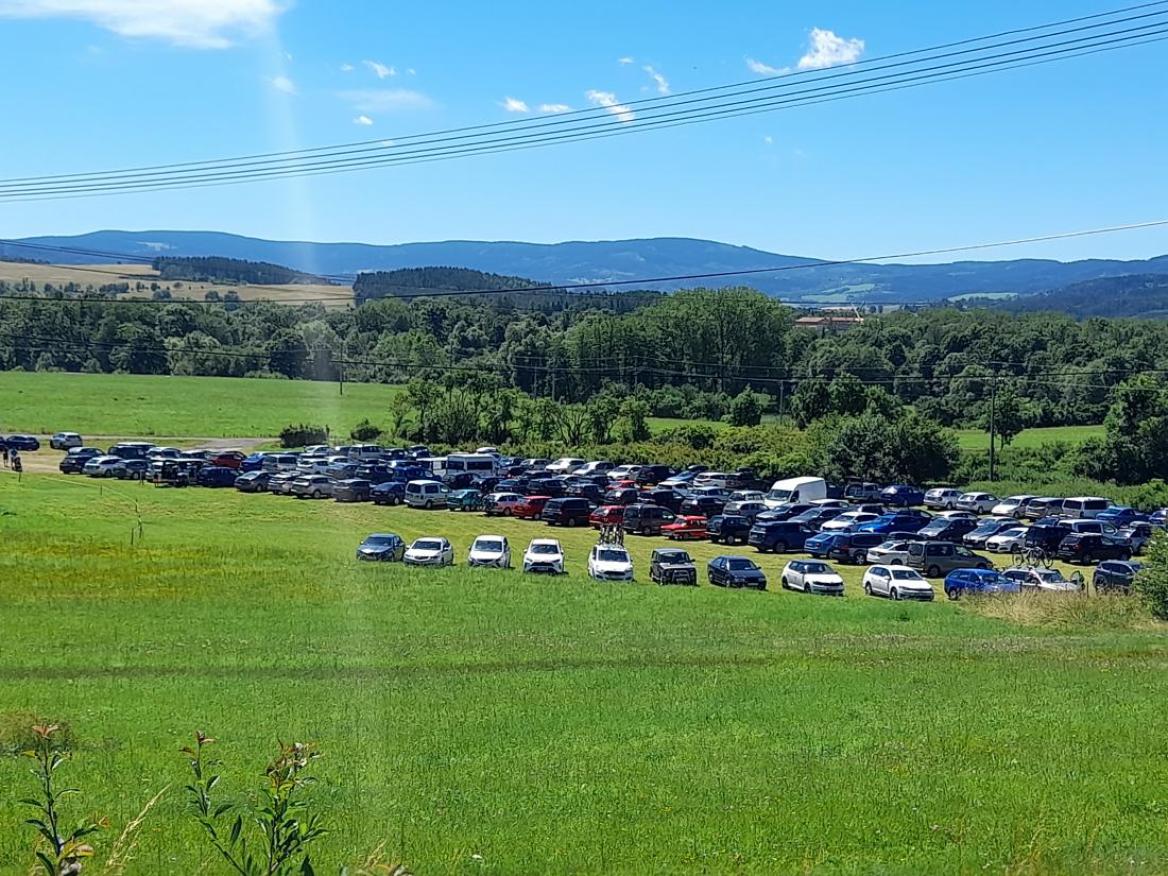 Návštěvnické parkování v době letní turistické sezóny.