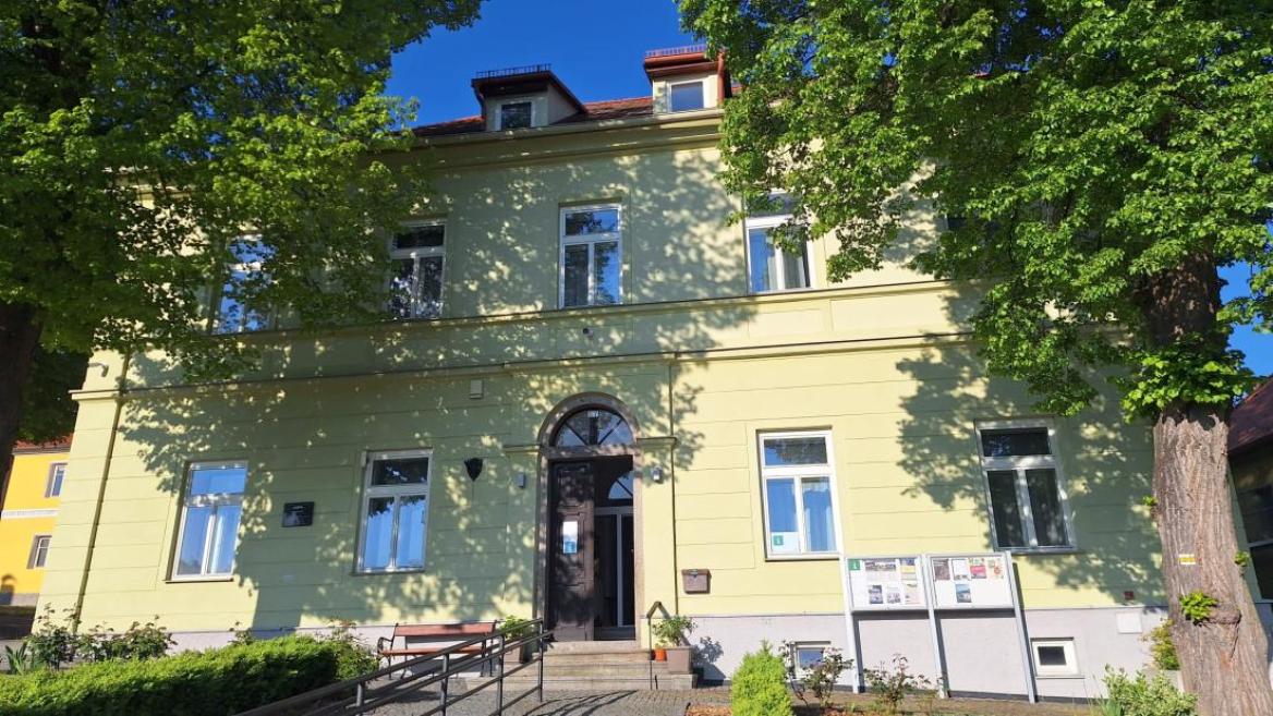 Měšťanka (Rabí 57) nabízí v přízemí infocentrum a městkou knihovnu, v 1. patře expozici sokolnictví a obřadní síň pro prořádání svateb a kulturních událostí, v 2. patře muzeum řemesel.