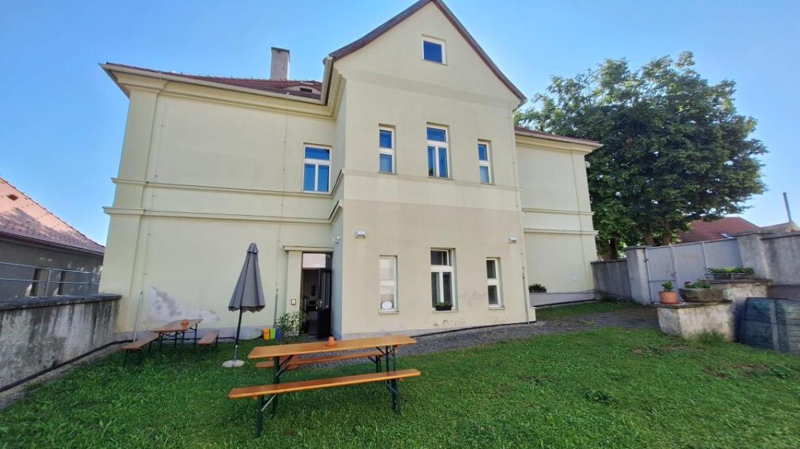 Odpočinkové posezení na dvoře Měšťanky. K dispozici jsou i hračky pro děti.