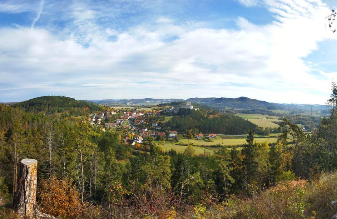 Výhled od kostelíku na Líšné.