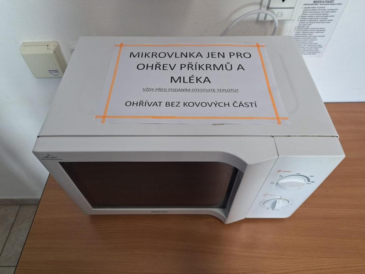 Mikrovlnná trouba na ohřev příkrmů a mléka. 