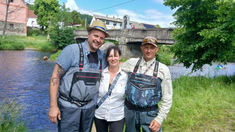 Z leva Miroslav Kraucher (starosta města Rabí), Markéta Procházková (trojnásobná mistryně světa v muškaření) a Stanislav Bláha (iniviátor akce). Foto: Tereza Freidingerová